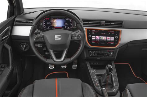 Interni Seat Arona con display infotainment