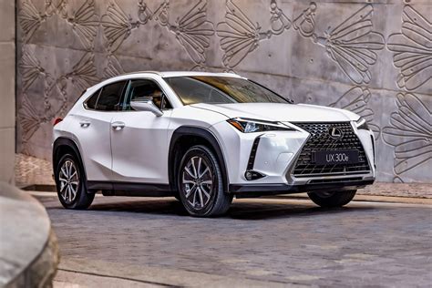 Lexus UX in contesto urbano