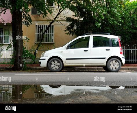 Fiat Panda parcheggiata in città