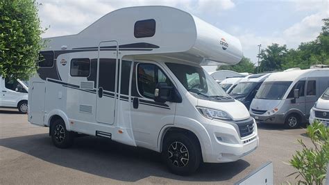 Camper mansardato in un campeggio