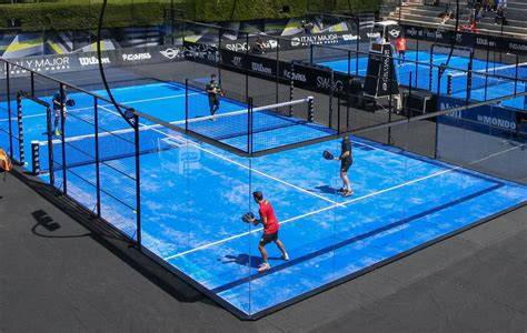 Campo da padel con ampie vetrate panoramiche