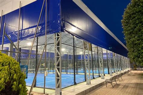 Dettaglio della struttura metallica di un campo da padel con trattamento protettivo