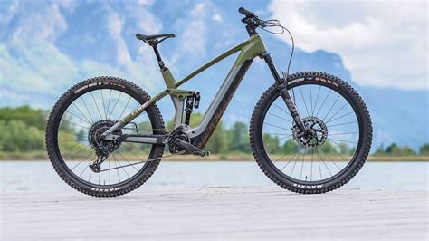 Cube Stereo Hybrid 140 in azione su sentiero montano
