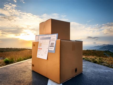 Pacchi di ricambi auto pronti per la spedizione