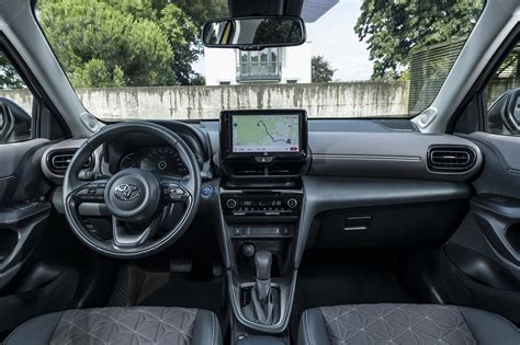 Interni della Toyota Yaris Cross con sistema infotainment