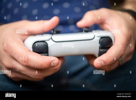 Primo piano delle mani che azionano i comandi di una motozappa