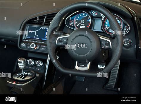 Interno Audi con cruscotto e volante personalizzati