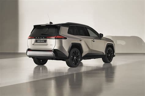 Dettaglio del prezzo e degli allestimenti della Toyota RAV4 Plug-in Hybrid