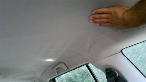 Rivestimento interno tetto auto scollato