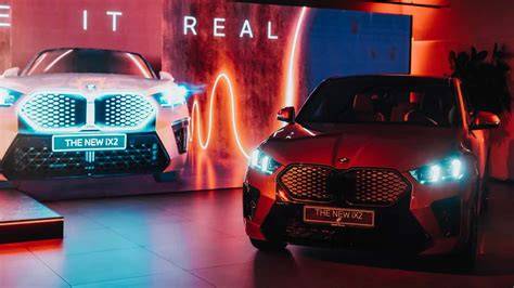 Cliente SIXT che ritira una BMW presso un desk di noleggio