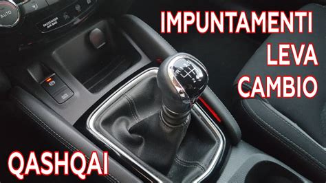 Interno Nissan Qashqai con leva del cambio manuale