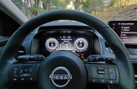 Dettaglio dei paddle shift sul volante del Nissan Qashqai