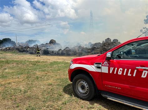 Vigili del fuoco in azione per spegnere un incendio auto