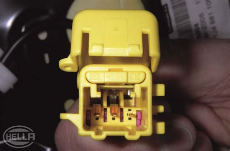 dettaglio tecnico di un connettore airbag sotto un sedile auto
