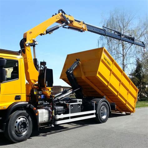 Un camion moderno con braccio idraulico in azione