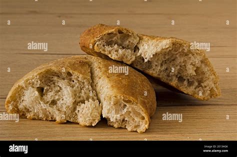 Pane spezzato su un tavolo