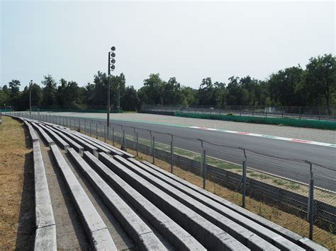 Supercar in uscita di curva su un circuito di prova