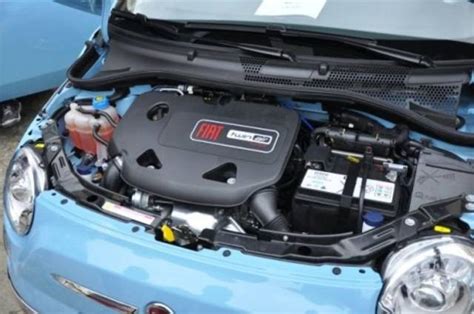 Motore Fiat 0.9 TwinAir Turbo nel vano motore di una 500L