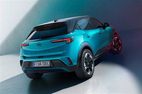 Vista frontale e laterale della prima generazione di Opel Mokka con il suo design muscoloso