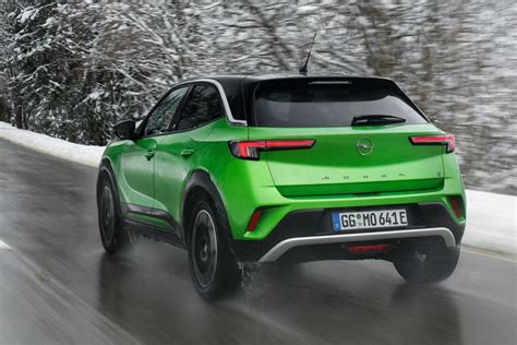 Dettaglio tecnologico della batteria integrata nel pianale della Opel Mokka-e