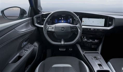 Interni di Opel Mokka con focus sull'ergonomia dei sedili e tecnologia di bordo