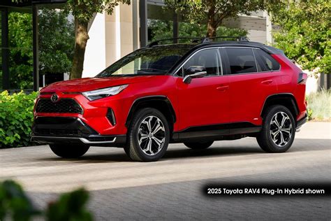 Toyota RAV4 Plug-In Hybrid in ambiente urbano