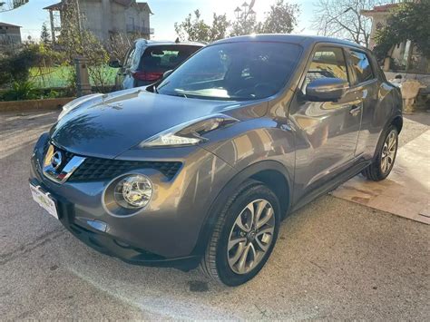 Primo piano del gruppo ottico di una Nissan Juke con luci a LED