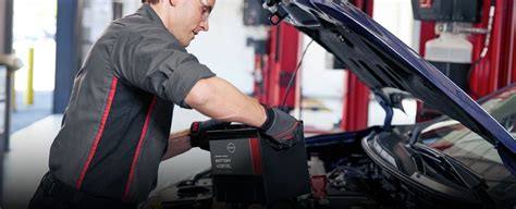Tecnico Nissan che esegue diagnosi su un'auto