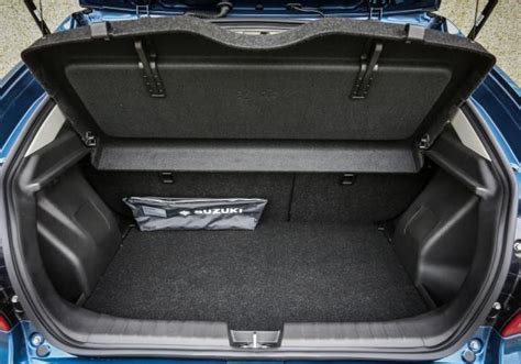 Suzuki Baleno vista posteriore con bagagliaio aperto