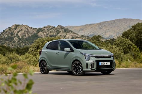 KIA Picanto in movimento in un contesto urbano