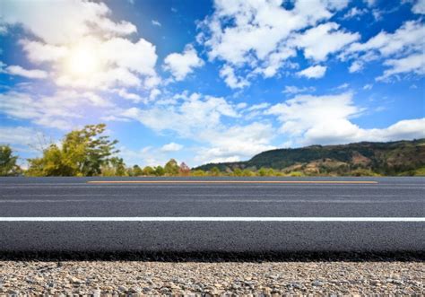 Una Subaru XV in movimento su una strada asfaltata che mostra la precisione del battistrada