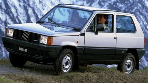 Fiat Panda Young prima serie in un contesto urbano anni '80