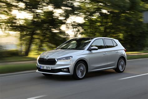 Momenti salienti della sfida automobilistica tra le vetture Citroen C3 e Skoda Fabia RS durante le prove speciali