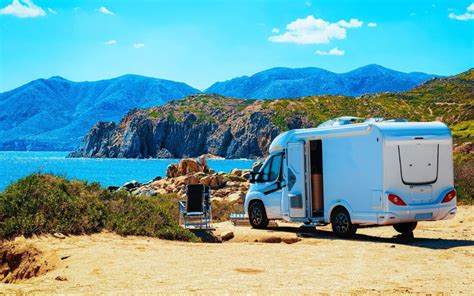 paesaggio costiero della Sardegna con camper parcheggiato vista mare