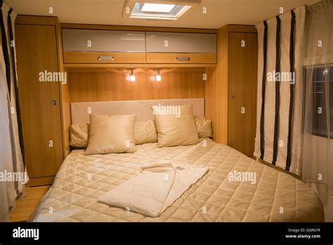 interno di un camper moderno allestito con cucina e zona notte