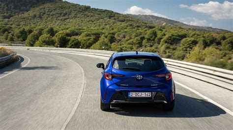 Toyota Yaris in curva su strada panoramica