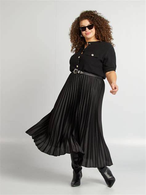 Donna in gonna midi in taglie forti