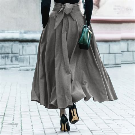 Donna in maxi gonna in taglie forti