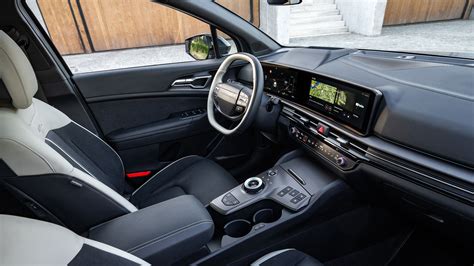 Interni della Kia Sportage con dettagli sui comandi e la plancia