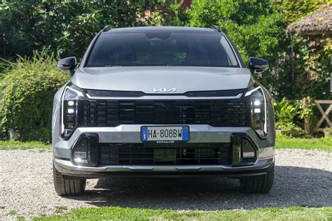 Kia Sportage vista frontale con i fari a LED