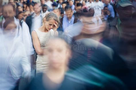 Persona sola in una folla