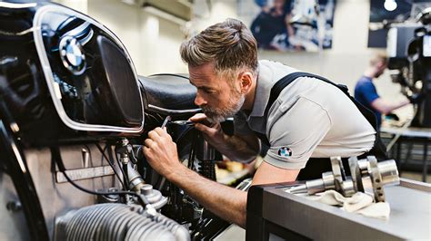 Tecnico BMW Motorrad che lavora su una moto