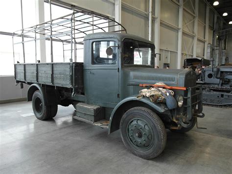 Convoglio di autocarri Fiat SPA 38R nel deserto libico durante la campagna del Nord Africa