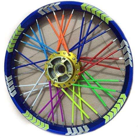 Cerchio anteriore con copriraggi colorati e adesivi