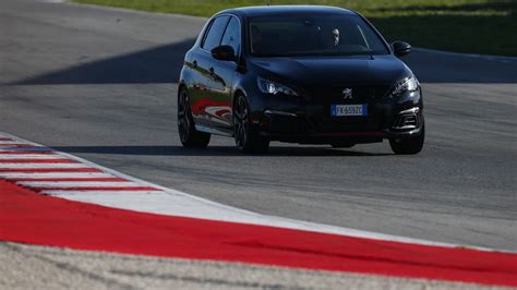 Peugeot 308 GTi in azione su pista bagnata