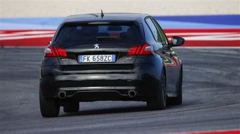 Peugeot 308 GTi in curva su pista