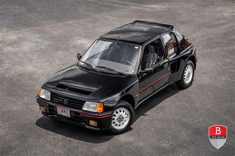 Peugeot 205 Turbo 16 in azione su sterrato