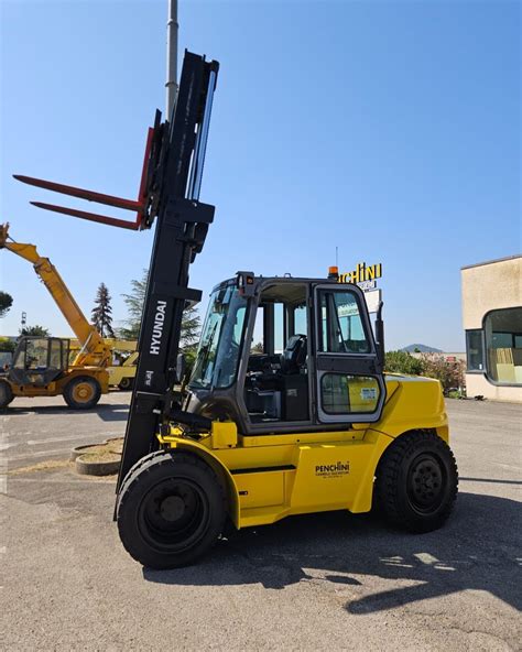 Carrello elevatore HUAYA in azione