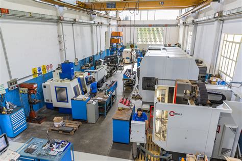Officina meccanica con macchinari CNC all'avanguardia