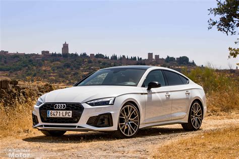 Audi A5 3.0 TDI Quattro in azione su strada